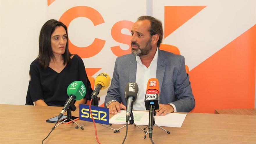 María Jesús Palacios, vocal de Cs en el distrito Centro, y el portavoz de Ciudadanos, Juan Cassá.