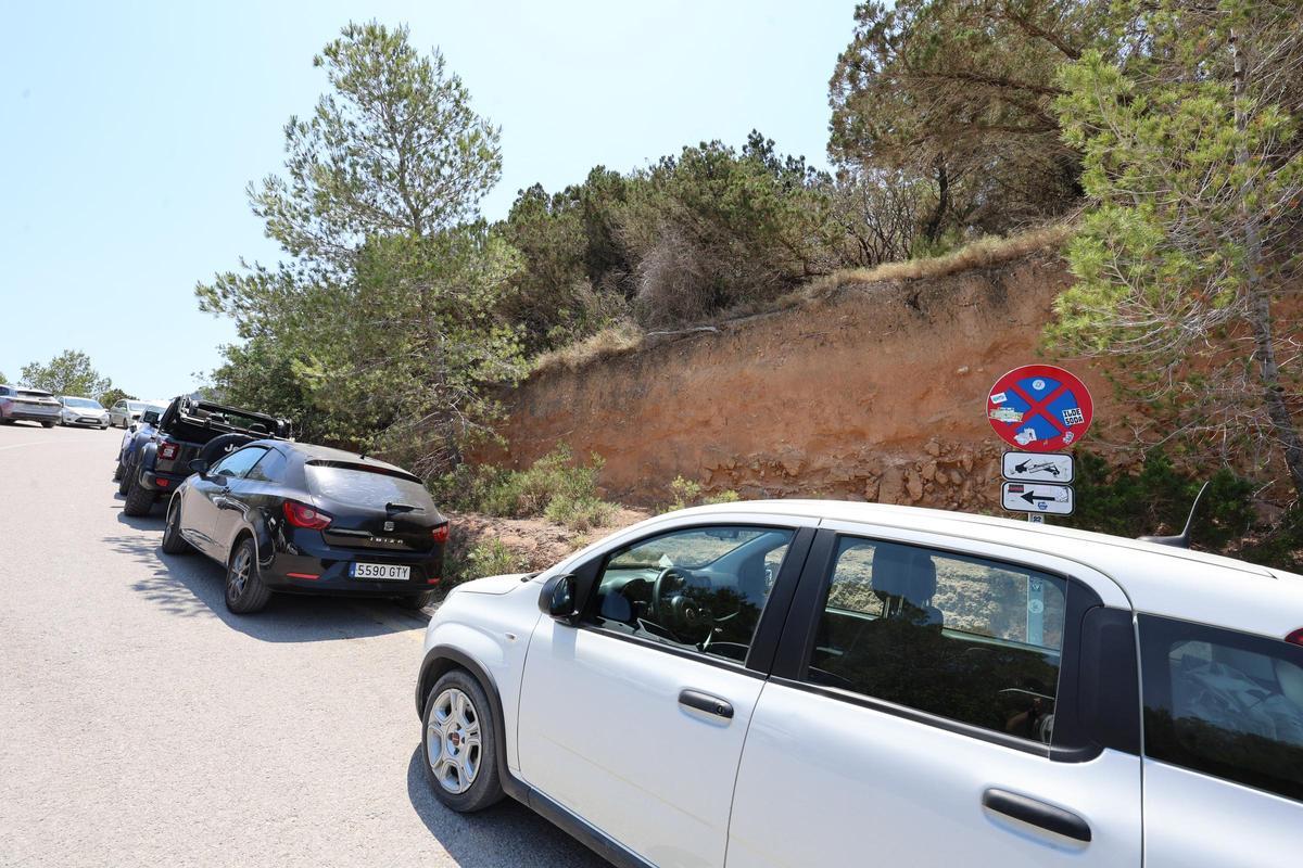 Crónica de un domingo en cala d'Hort con el aparcamiento cerrado.