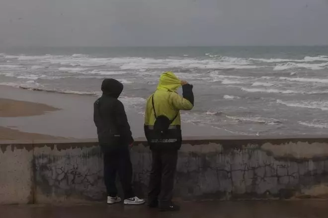 Así están las playas en València: el temporal marítimo azota con fuerza el litoral