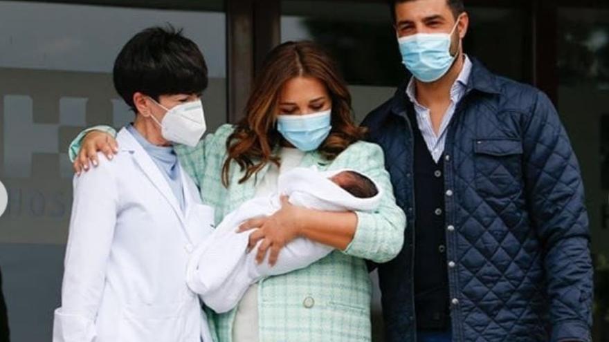 Paula Echevarría y Miguel Torres a su salida del hospital