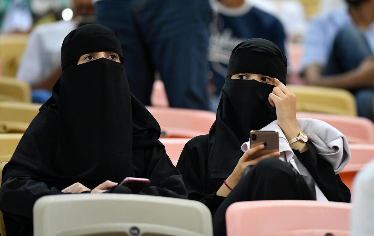 Dos mujeres saudís asisten en Yeda al duelo de Supercopa jugado entre el Valencia y el Atlético en la Supercopa de España de 2020. Dos mujeres saudís asisten en Yeda al duelo de Supercopa jugado entre el Valencia y el Atlético en la Supercopa de España de 2020.