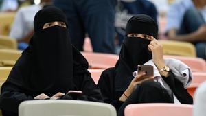 Dos mujeres saudís asisten en Yeda al duelo de Supercopa jugado entre el Valencia y el Atlético en la Supercopa de España de 2020.