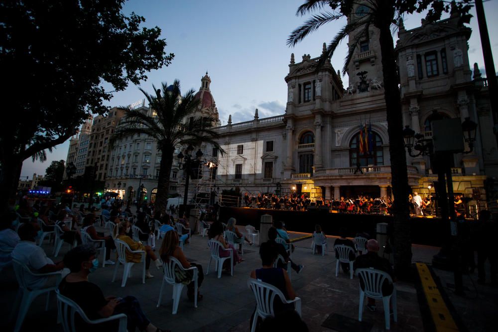 Homenaje a las víctimas del COVID en la plaza del ayuntamiento