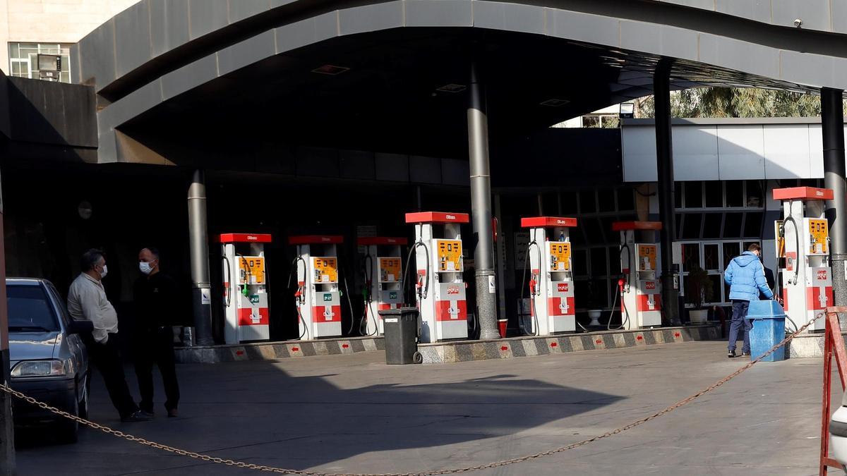 Un ataque cibernético paraliza las gasolineras en Irán.
