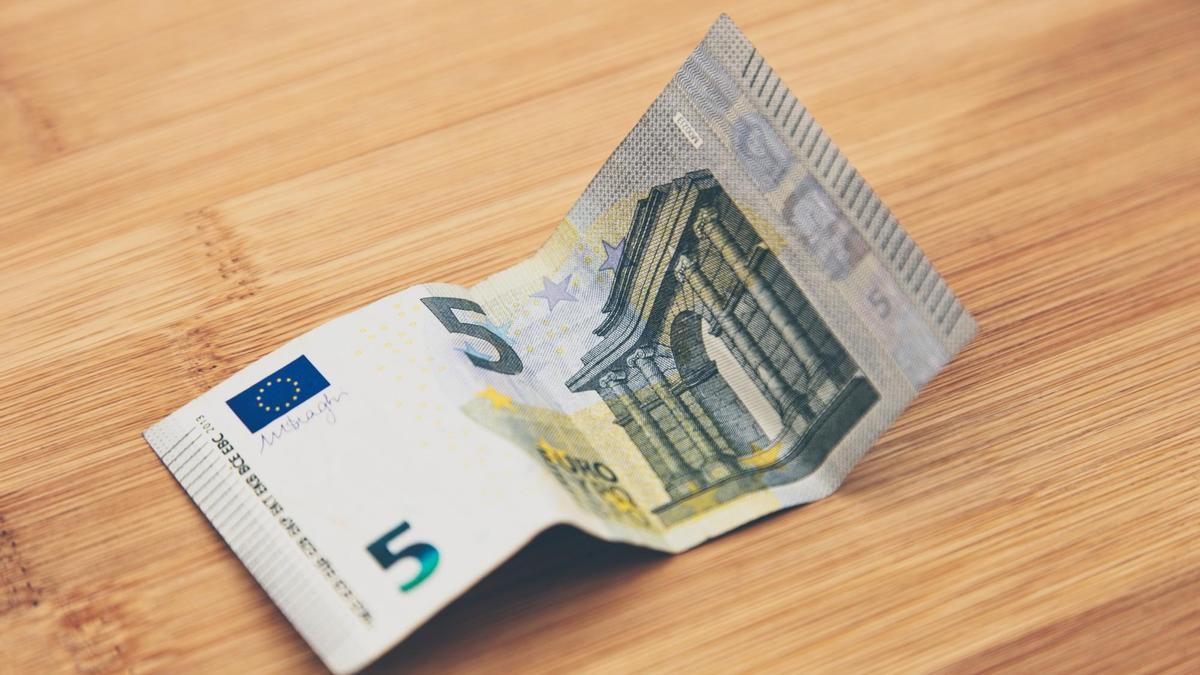 Mucho cuidado con la nueva estafa en las gasolineras que utiliza un billete de 5 euros