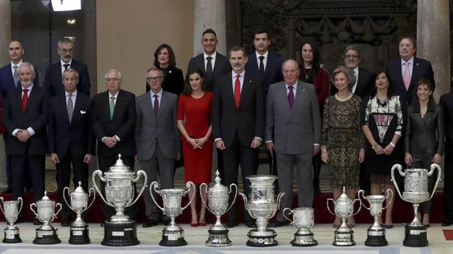 Los premiados posan con los Reyes de España y otras autoridades al término de la entrega, ayer, en el palacio del Pardo de Madrid.