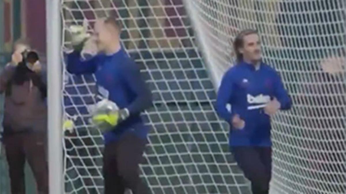 Ter Stegen ataja un lanzamiento de Griezmann y le imita con su famosa celebración