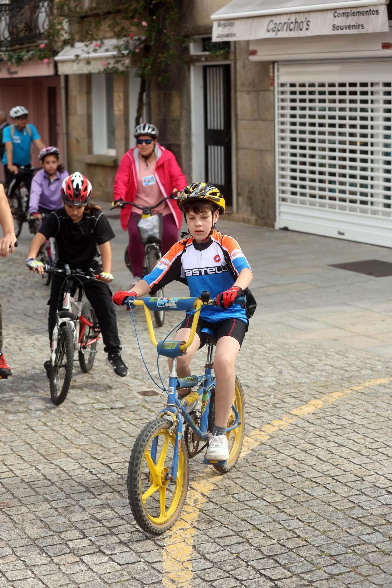 Participantes en la fiesta de la bicicleta de Cambados.