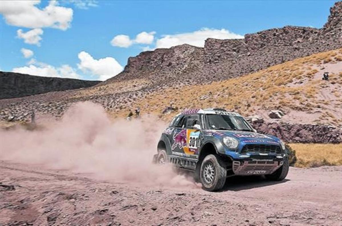 El líder 8 El cotxe del qatarià Al-Attiyah, ahir, al seu pas per territori de Jujuy, a l’Argentina.