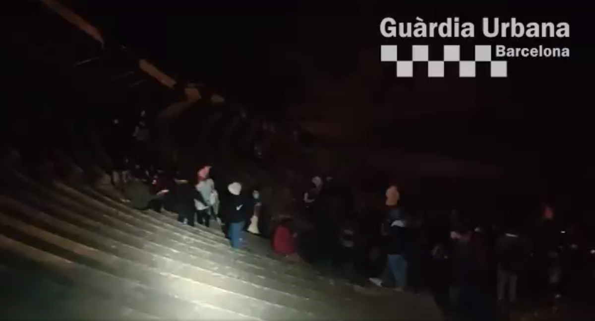 Un ‘botellon’ il·legal al Teatre Grec se salda amb 140 denúncies Un ‘botellon’ il·legal al Teatre Grec se salda amb 140 denúncies