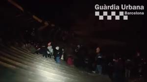 Un ‘botellon’ il·legal al Teatre Grec se salda amb 140 denúncies