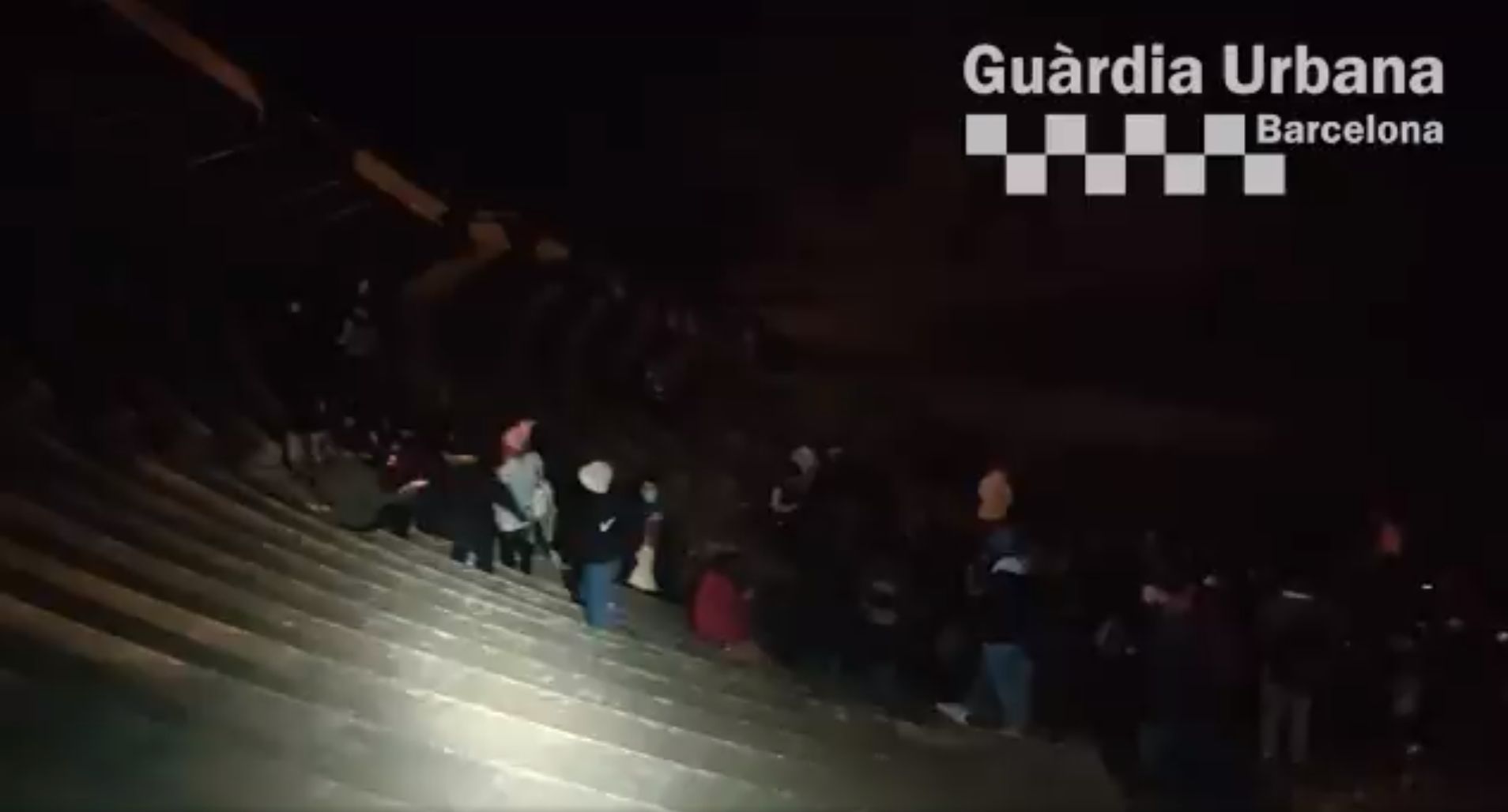 La Guàrdia Urbana de Barcelona denuncia a 140 personas que participaron en un botellón ilegal en el teatre Grec