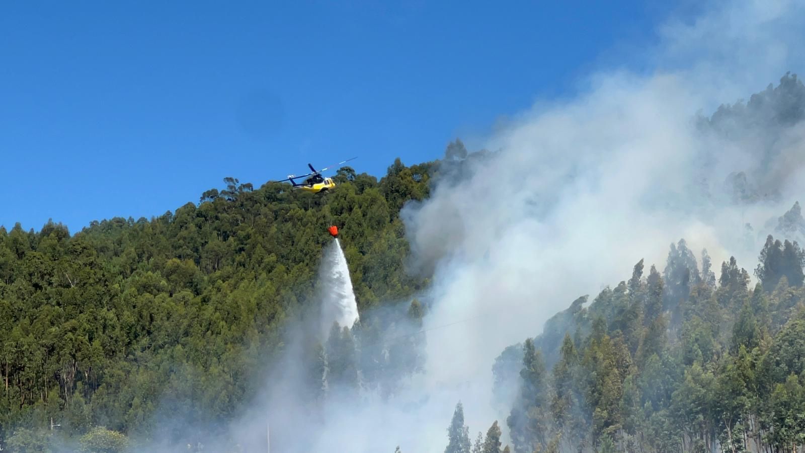 Un incendio en Moaña amenaza a las viviendas