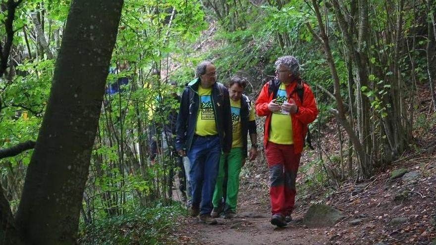 Quim Torra, durante su subida al pico Puigsacalm