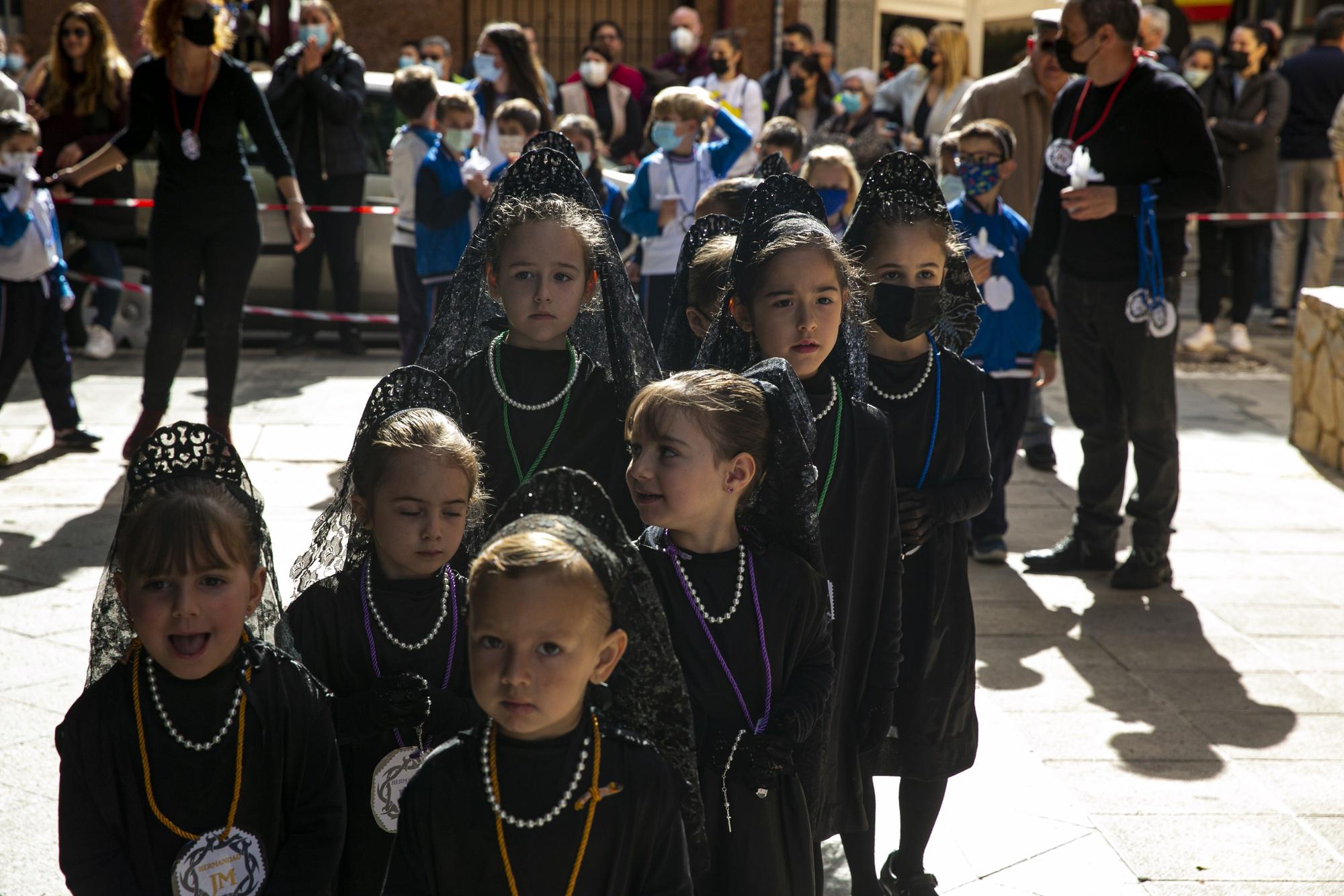 Alumnos de 3 a 16 años del colegio Jesús-María de Villafranqueza sacan seis tronos en procesión