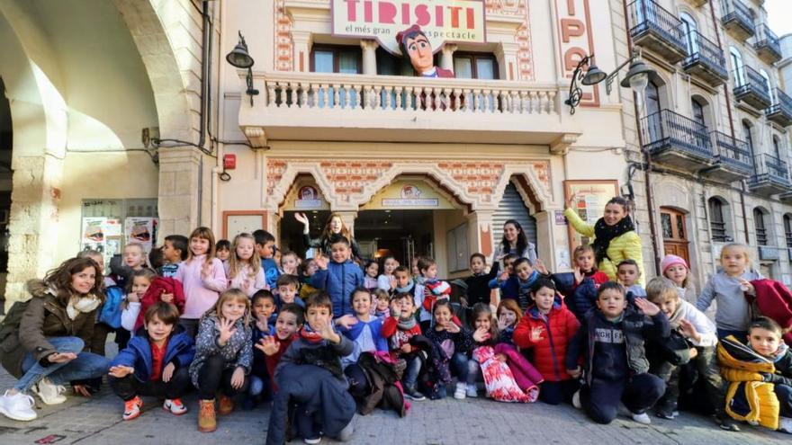 El primer grupo de escolares que ha visitado el tradicional Belén de Tirisiti en el Teatro Principal de Alcoy.