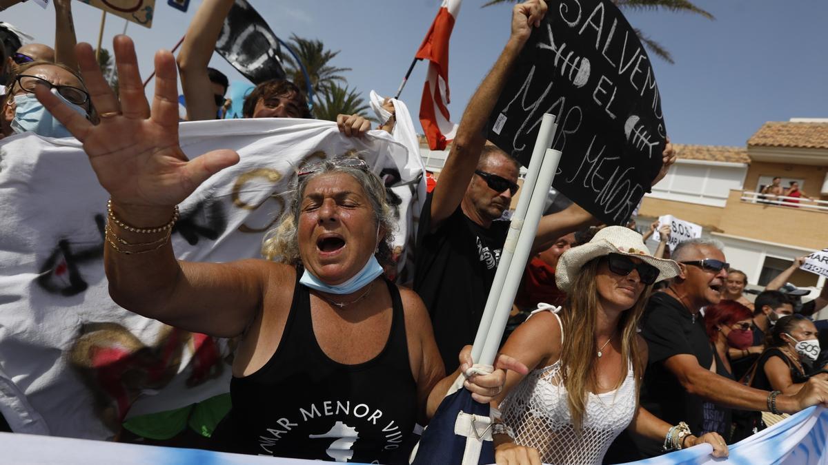 Protestas de vecinos del Mar Menor al inicio de La Manga