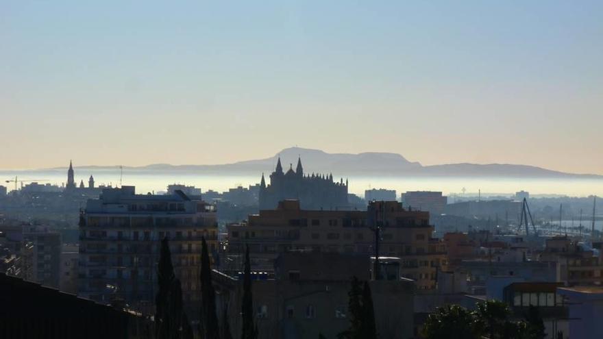 Intensa capa de niebla en Palma durante las primeras horas del día de ayer.