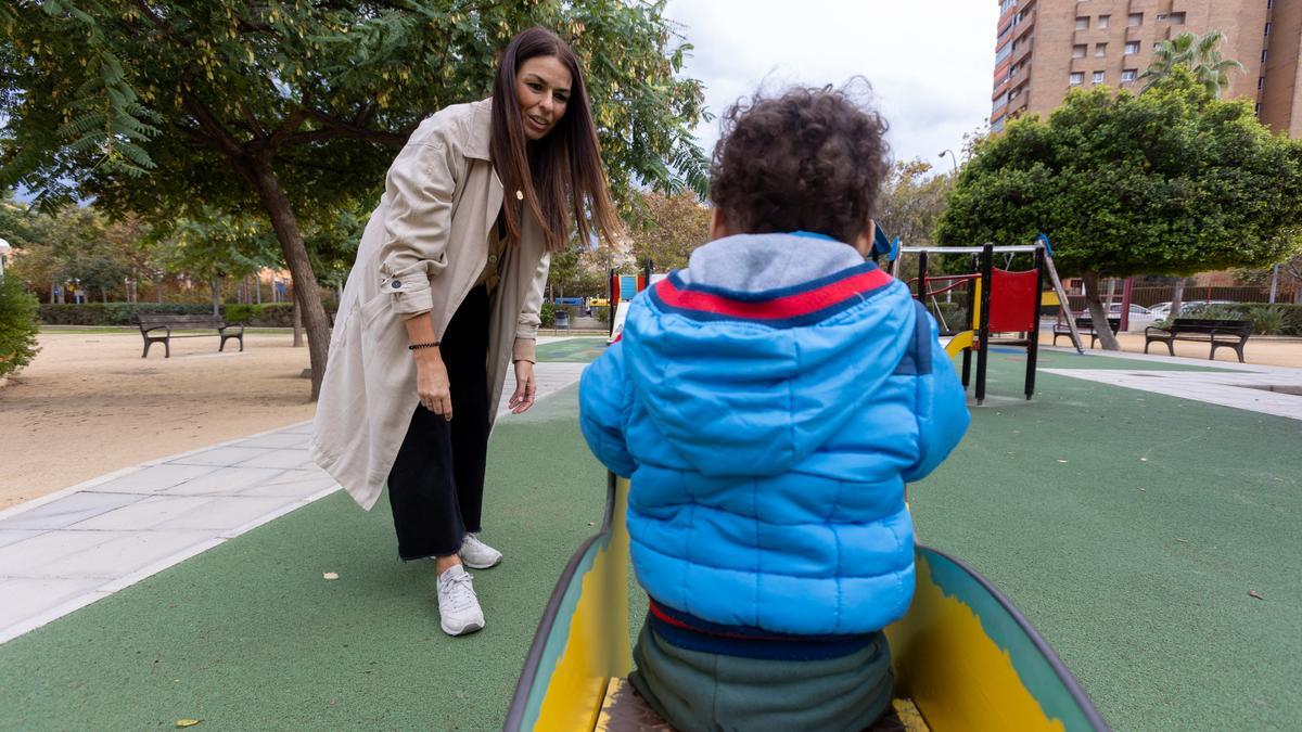 Madre e hijo en un parque de Alicante