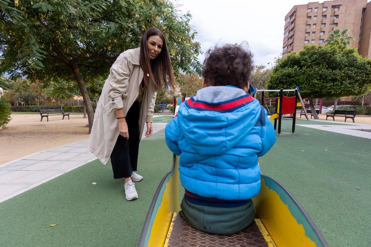Madre e hijo en un parque de Alicante