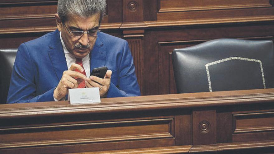 Román Rodríguez parece echar cuentas durante el Pleno del Parlamento celebrado ayer.