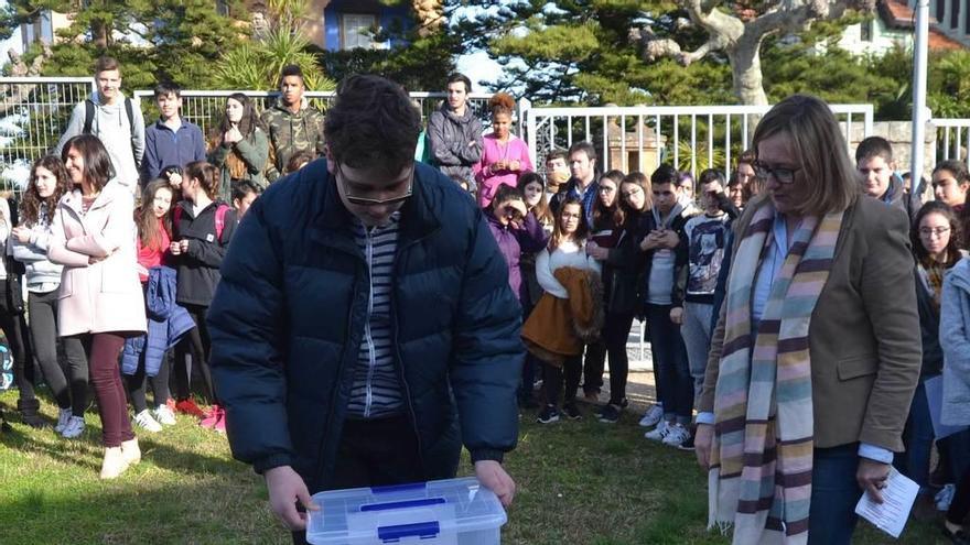 Toto Stefan Bar, introduciendo la cápsula del tiempo en la arqueta del jardín del centro.