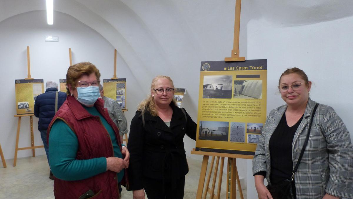 Rosa Regal Rodríguez nació en la casa túnel y posa junto a una foto familiar en la exposición.