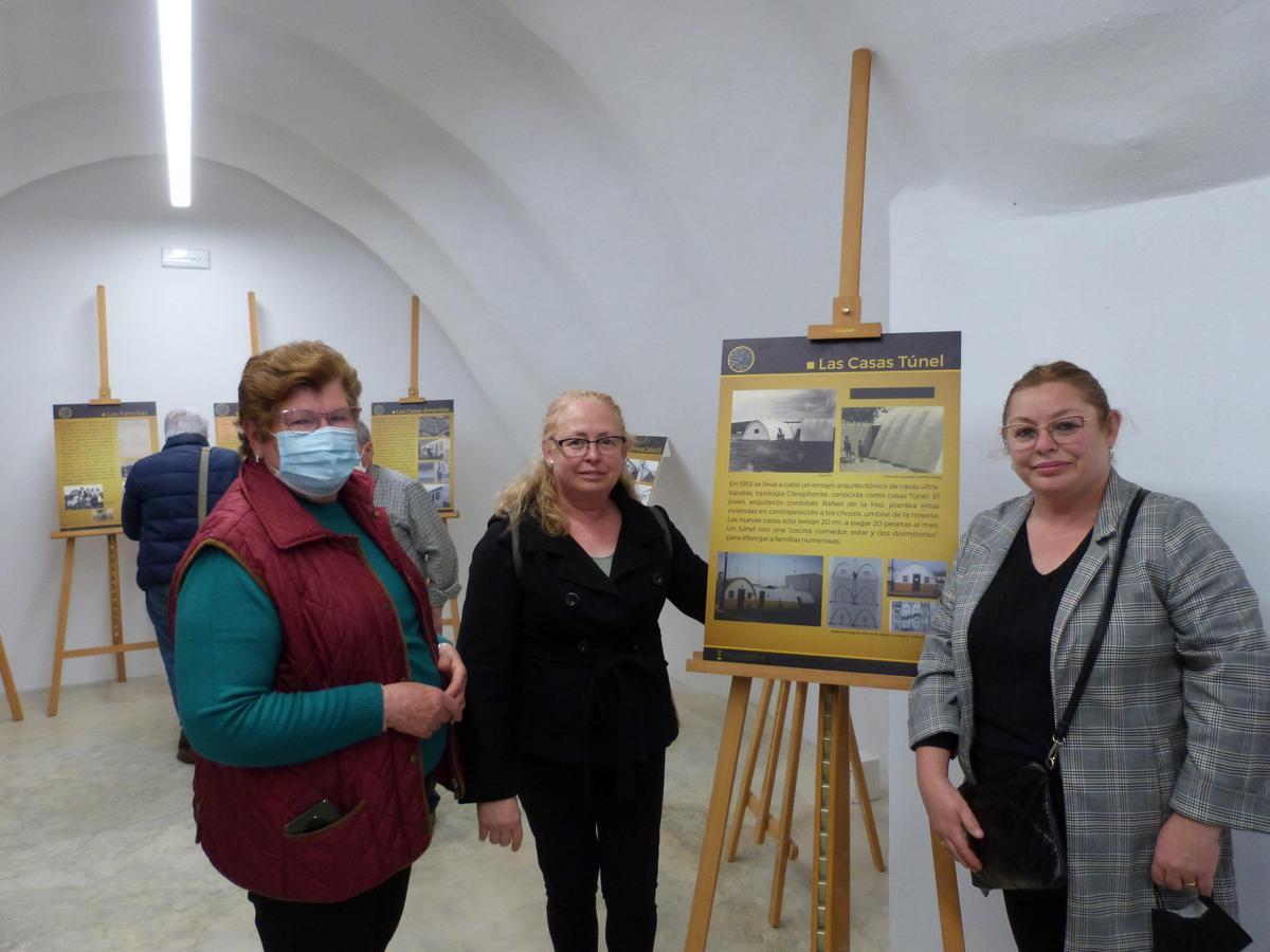 Rosa Regal Rodríguez nació en la casa túnel y posa junto a una foto familiar en la exposición.