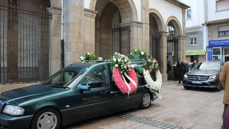 Asistentes, ayer, al funeral, en Luarca.