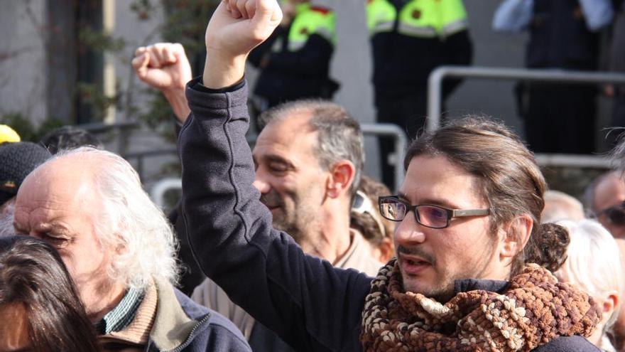 Tomàs Sayes en una concentració davant dels jutjats de Puigcerdà.