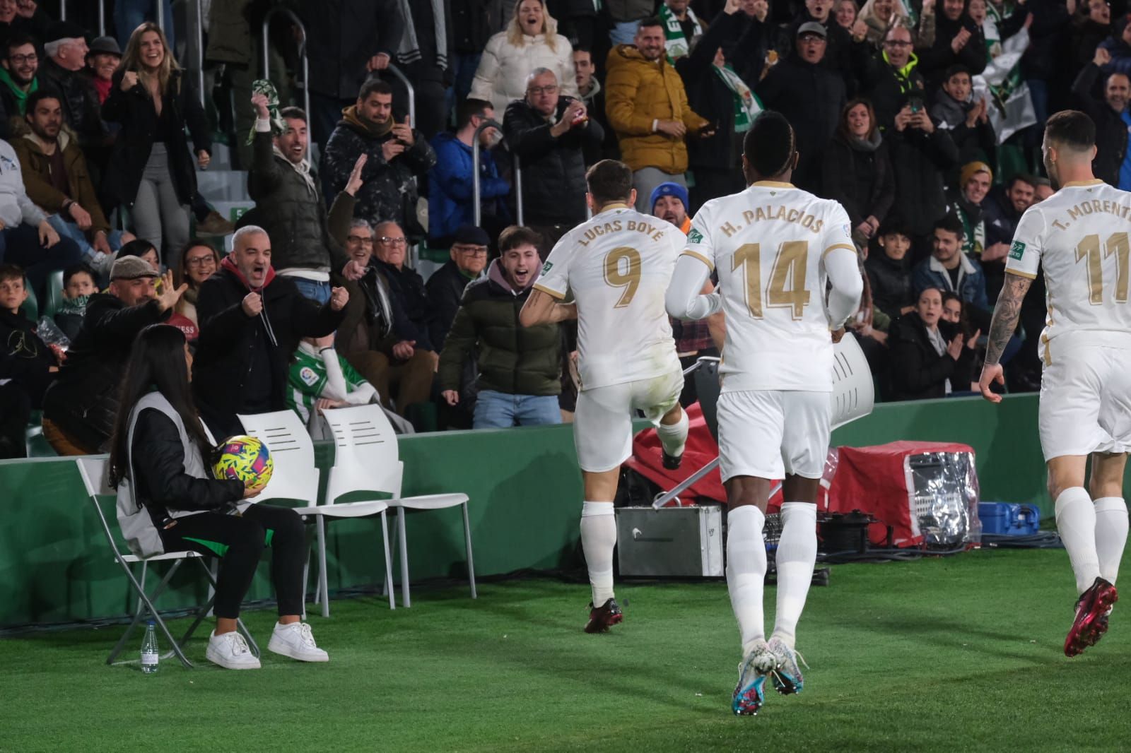 Ambientazo en el Martínez Valero en el Elche - Betis