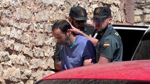 El hijo de la mujer muerta, custodiado por la Guardia Civil.