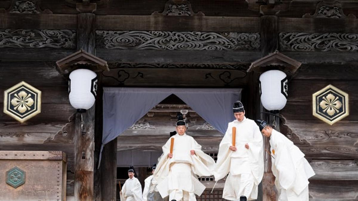 Sacerdotes sintoístas al final en una ceremonia durante el Kamiarizuki.