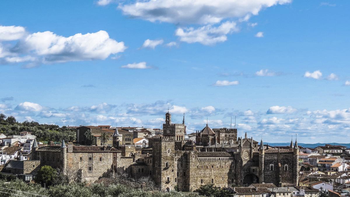 Panorámica de la puebla guadalupana  y el real monasterio.