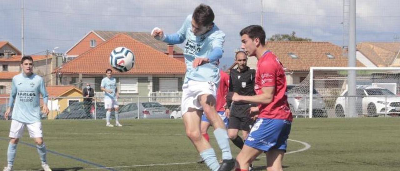 Una acción de un partido de la pasada Liga del Beluso. |  // SANTOS ÁLVAREZ