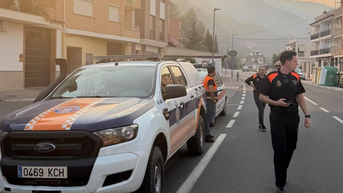 Efectivos voluntarios de Protección Civil de Nules prestando un servicio de primera necesidad en la localidad de Eslida.