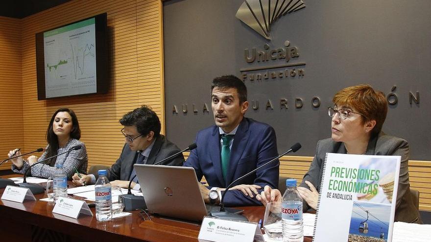 Cristina Rico, Rafael Muñoz, Rafael López del Paso y Felisa Becerra, en la presentación del último informe trimestral de Analistas Económicos.