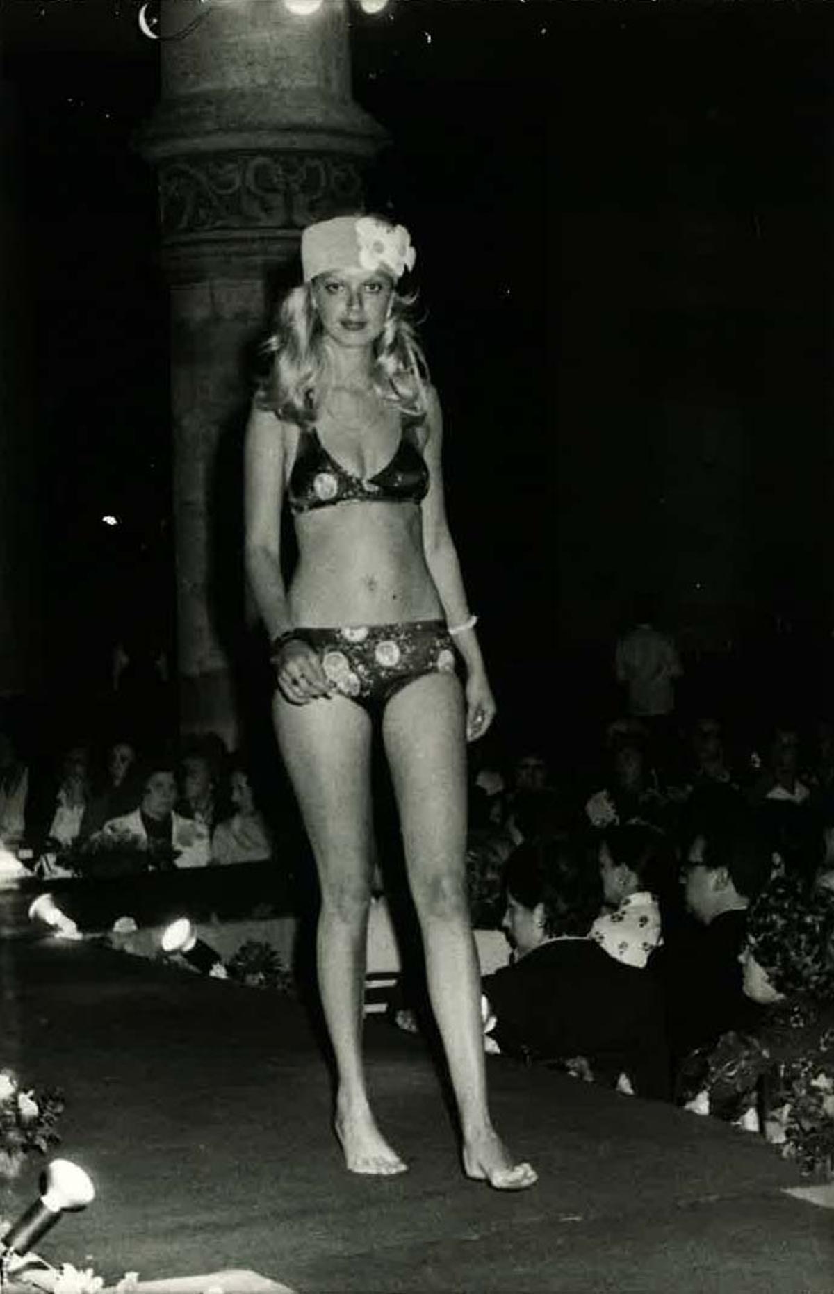 Una modelo sobre la pasarela, en uno de los primeros desfiles de la marca.