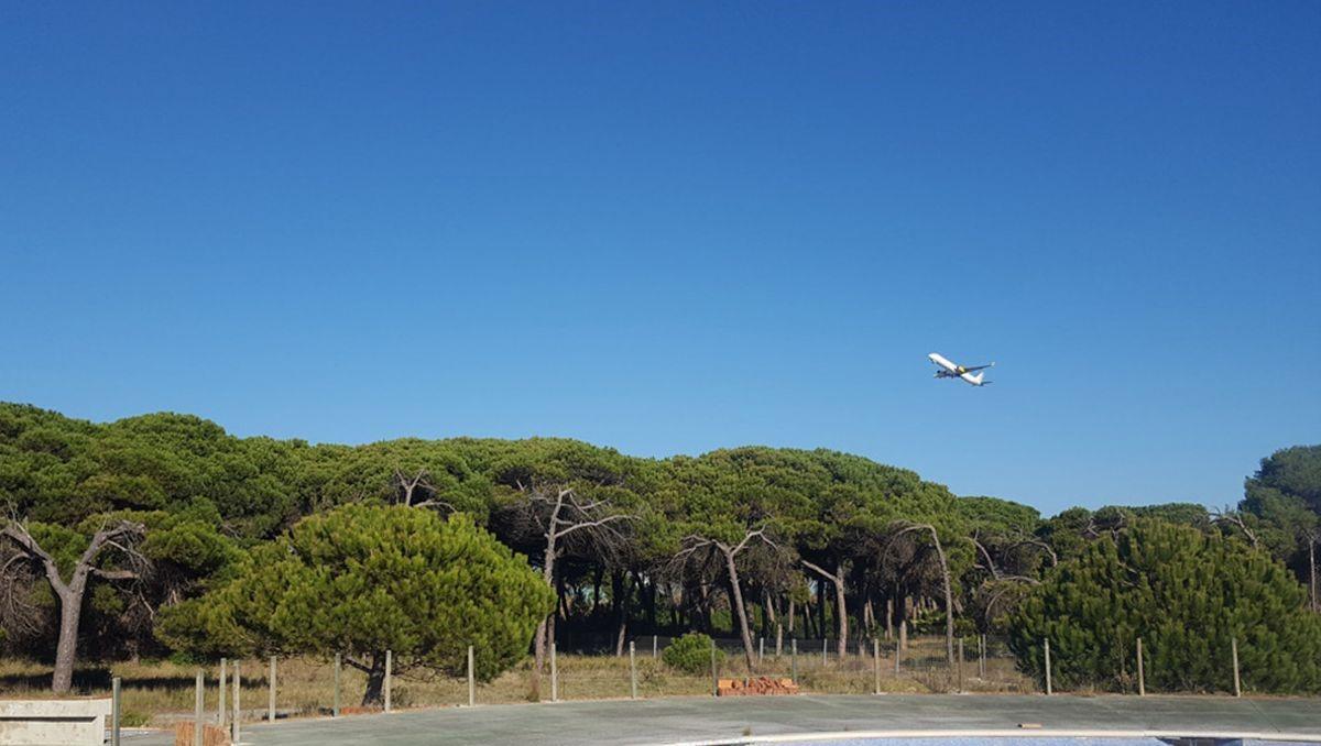 Aena inicia la renaturalització d’un aparcament de Viladecans sense servei en un espai natural protegit