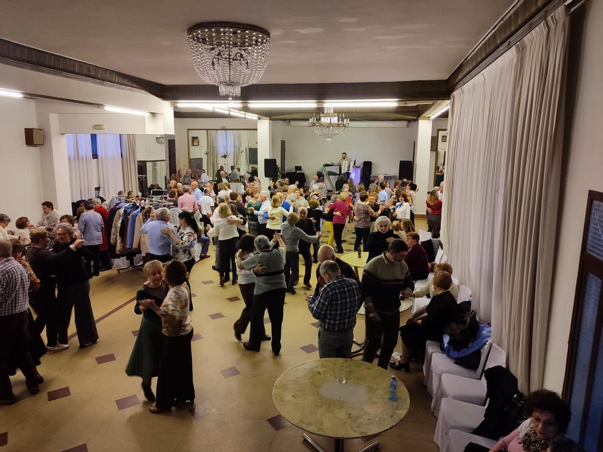 Asistentes a una reciente baile organizado por AMA Mieres, ya fuera del centro de mayores.