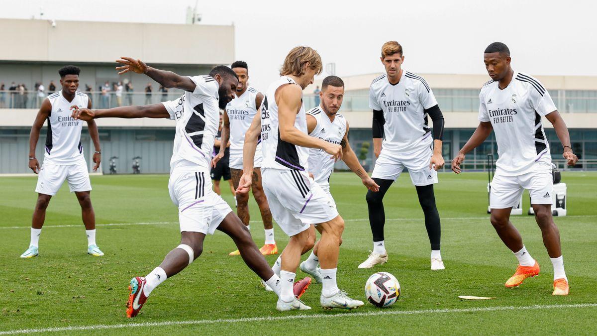 Los jugadores del Real Madrid se ejercitan en Valdebebas antes de partir rumbo a Almería.