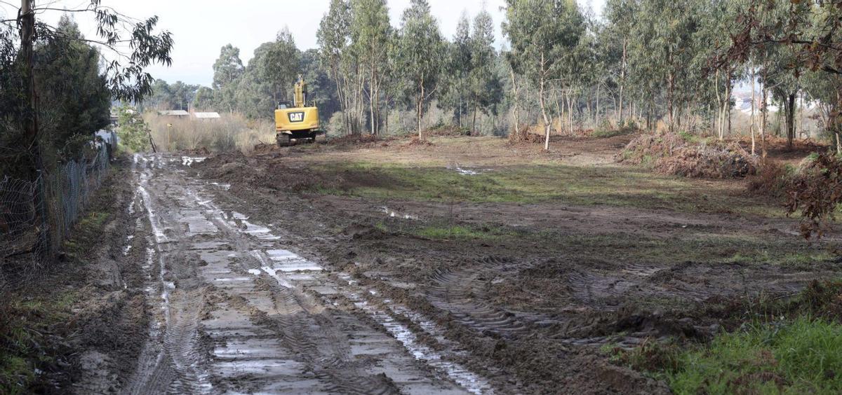 Una excavadora en los terrenos del área comercial de San Miguel de Deiro.
