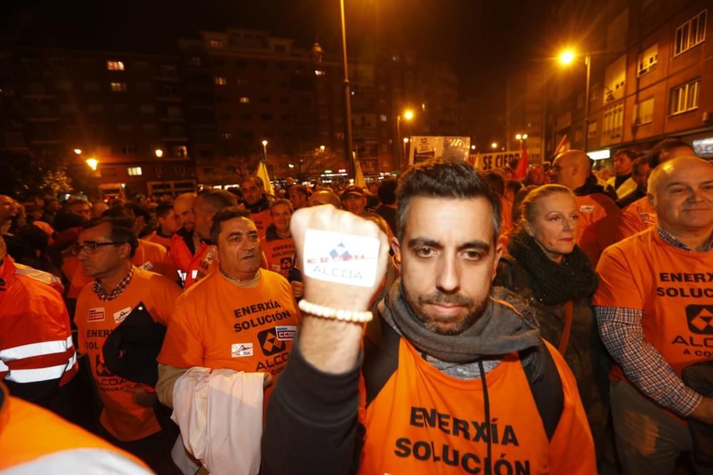 Multitudinaria marcha de "Alcoa no se cierra" en Avilés