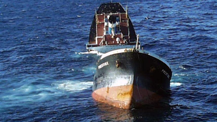 El ‘Prestige’, tras partirse en dos frente a la costa de Fisterra en noviembre de 2002.
