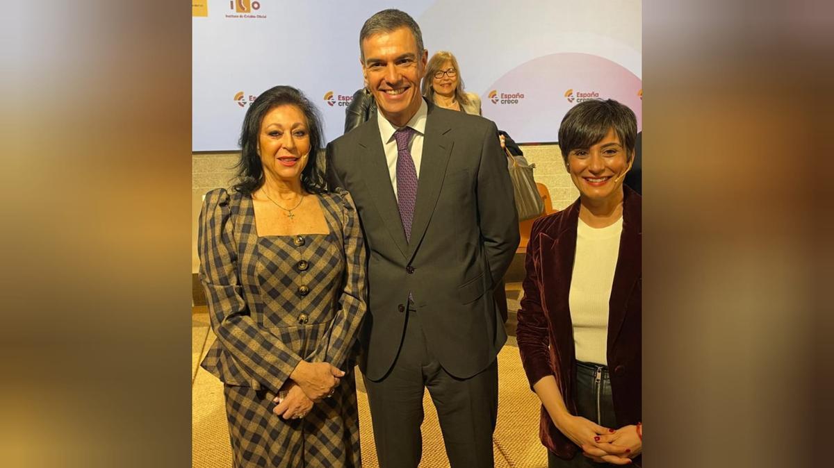 María Dolores Jiménez (i), presidenta de Construcor, este martes, junto al presidente del Gobierno, Pedro Sánchez, y la ministra de Vivienda, Isabel Rodríguez.