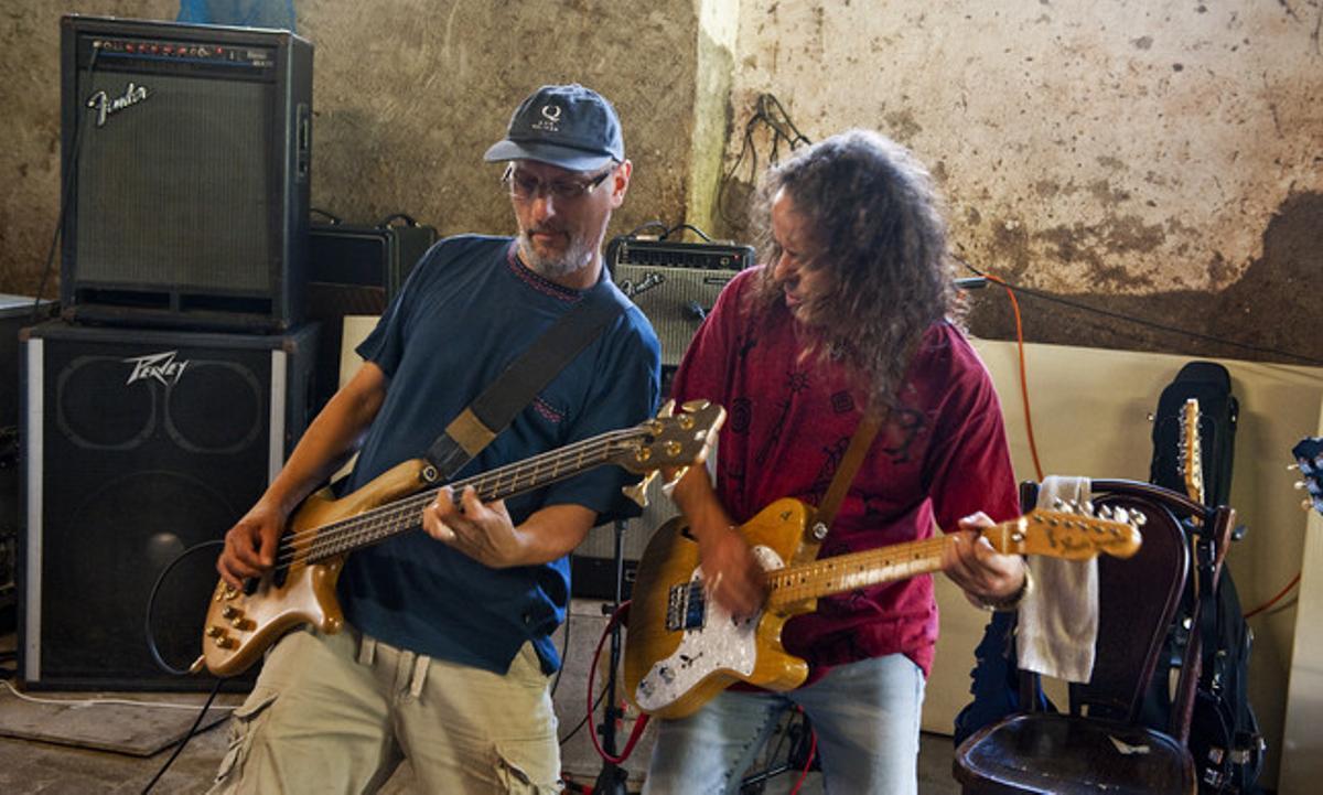 D’esquerra a dreta, Francesc Cuco Lisicic i Jaume Pek Soler, toquen la guitarra a l’uníson.