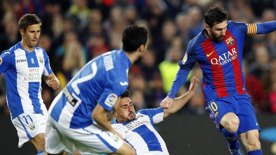 Messi, rodeado de rivales en una acción del partido.