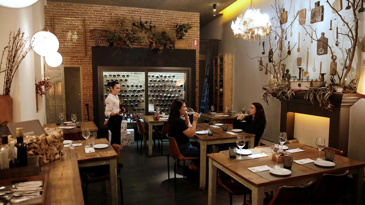 El comedor interior del restaurante Llamber.