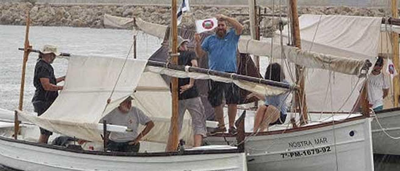 El GOB regala banderas de compromiso con la posidonia.