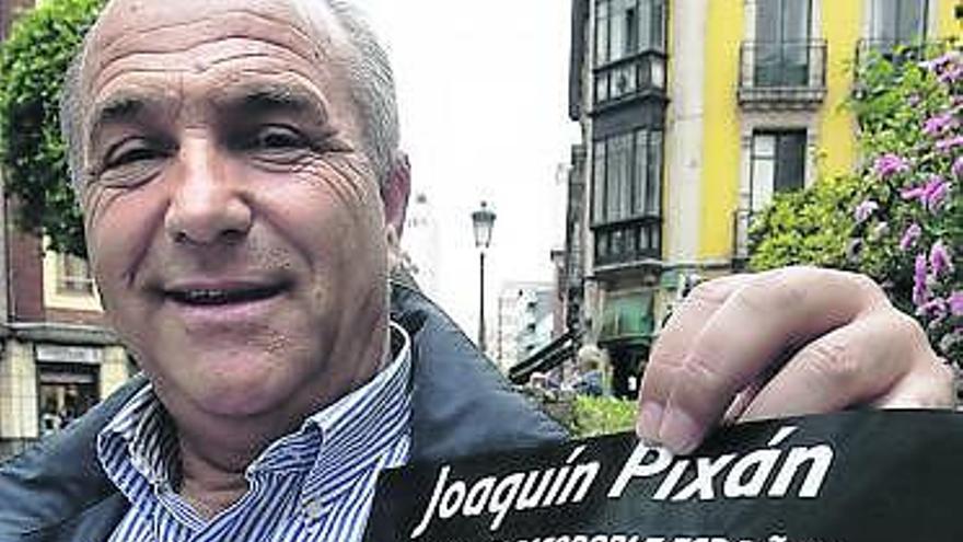 Joaquín Pixán, con el cartel del concierto benéfico.